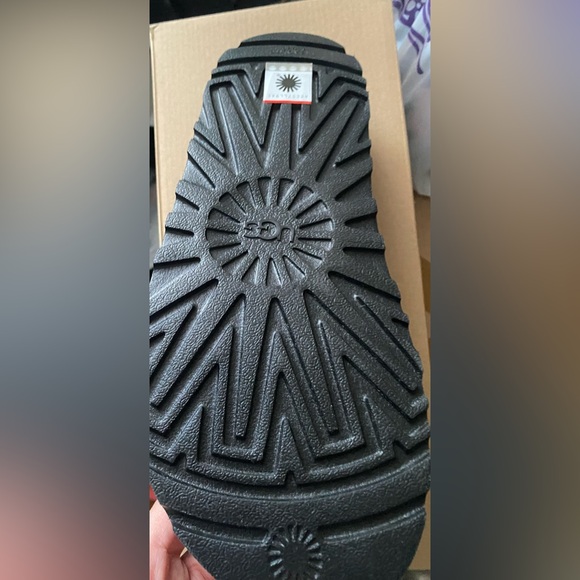 UGG fur slide NEW w box 8.5 - Picture 4 of 4